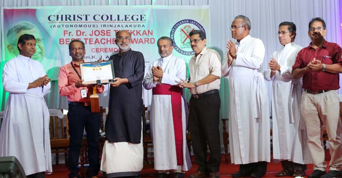 Union Minister of state for tourism and culture K J Alphons Kannanthanam presented the award in the ceremony held at Christ College auditorium | Photo: Adithyan