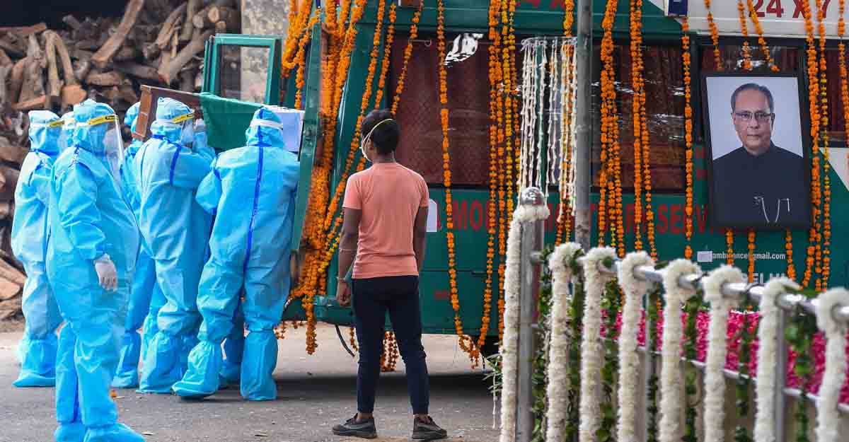 PTI01-09-2020_000179A New Delhi: Army jawans carry the mortal remains of late Pranab Mukherjee during his funeral ceremony, at Lodhi Road cremation ground in New Delhi, Tuesday, Sept. 1, 2020. (PTI Photo/Vijay Verma)(PTI01-09-2020_000179A)