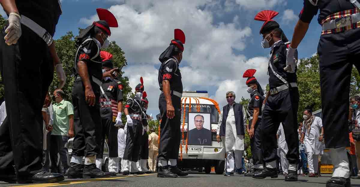 New Delhi: Army personnel pay tributes as mortal remains of former president Pranab Mukherjee being taken to Lodhi Road crematorium from his residence for the final rites, in New Delhi, Tuesday, Sept. 1, 2020. (PTI Photo/Atul Yadav) (PTI01-09-2020_000107B)