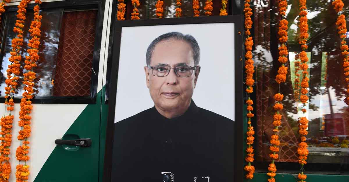 INDIA-POLITICS-MUKHERJEE An ambulance decorated with the picture of former India's President Pranab Mukherjee and garlands drives into his residence ahead of Mukherjee's funeral, in New Delhi on September 1, 2020. - Former India president Pranab Mukherjee, a veteran powerbroker once described in leaked US diplomatic cables as "the ultimate Congress Party fixer", died on August 31 at the age of 84, his family said. (Photo by Sajjad HUSSAIN / AFP)