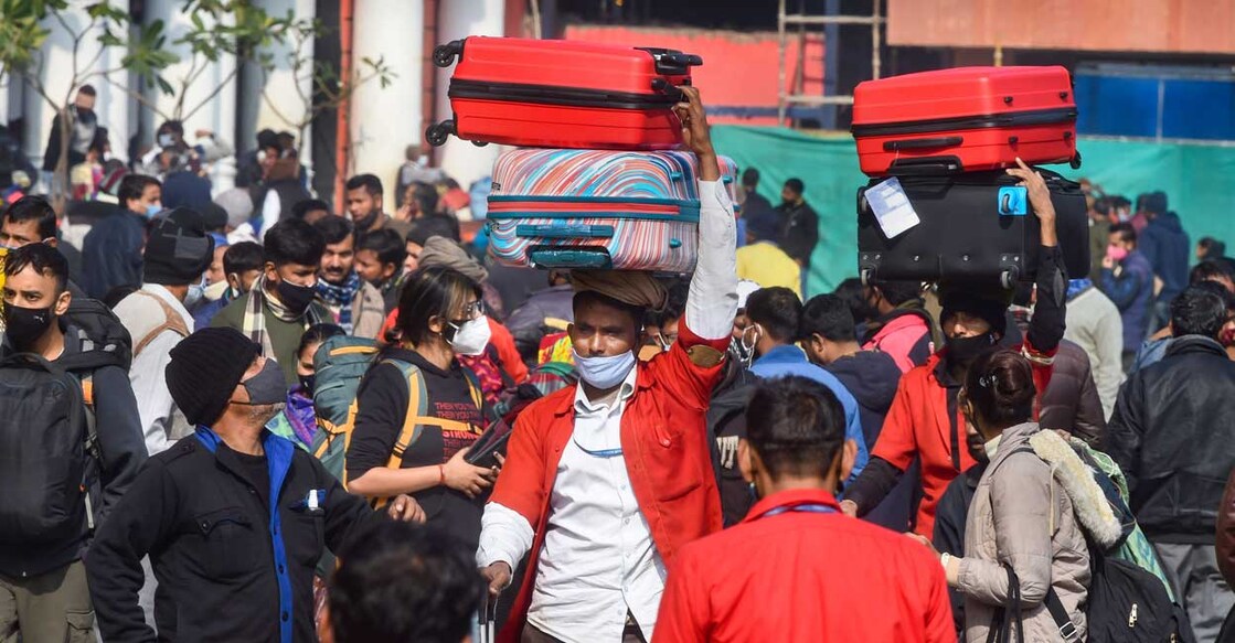 Crowd of passengers at the New Delhi Railway station amid COVID-19 pandemic, in New Delhi, Tuesday, Jan. 11, 2022. Photo: PTI/Shahbaz Khan