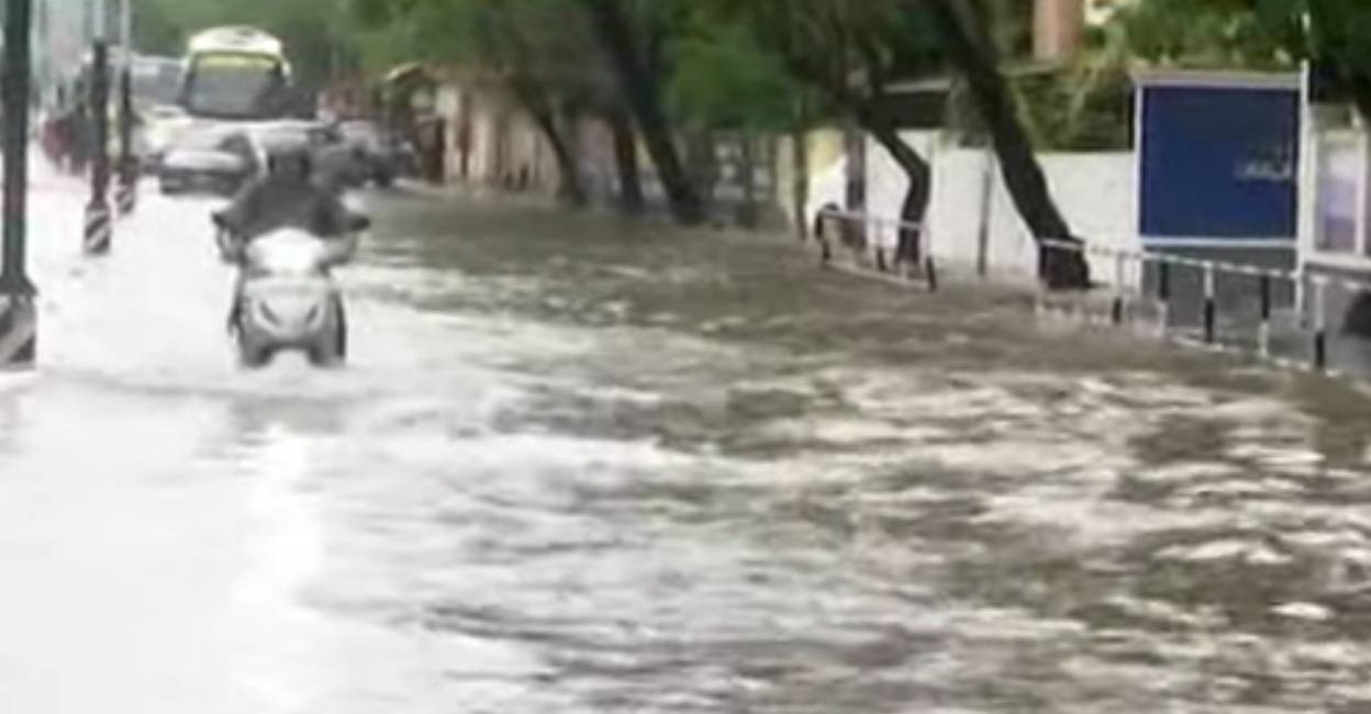 chakka-flooded-road chakka-flooded-road