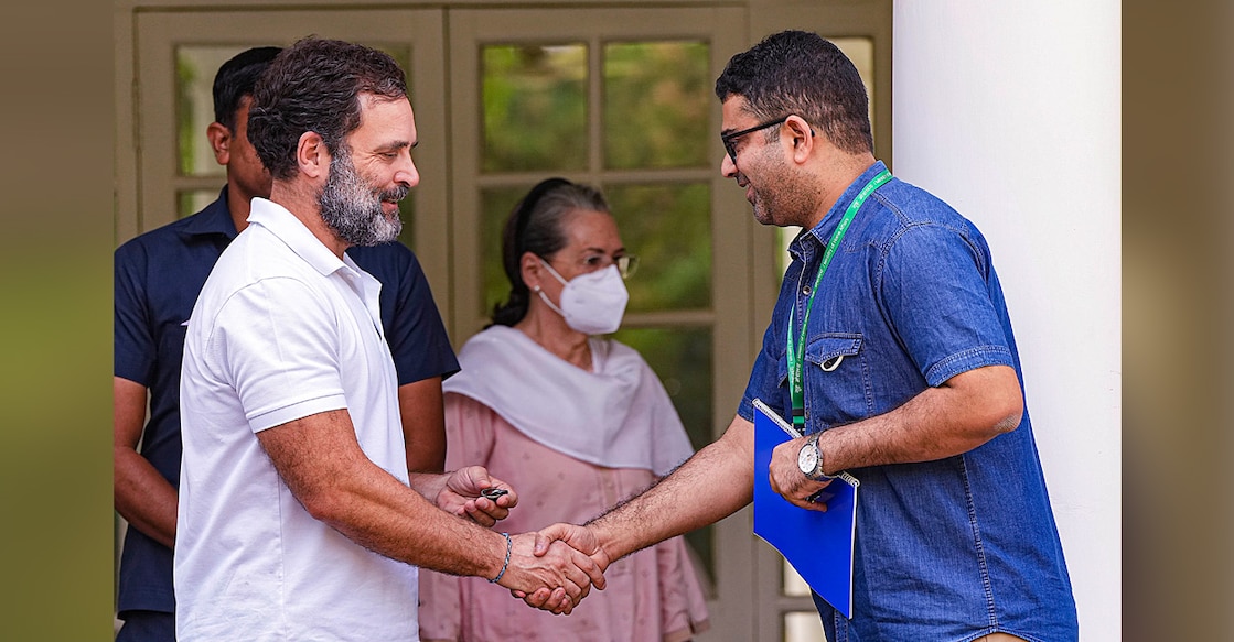 Congress leader Rahul Gandhi hands over the key of 12, Tughlak Lane bungalow in New Delhi on Saturday. Photo: PTI