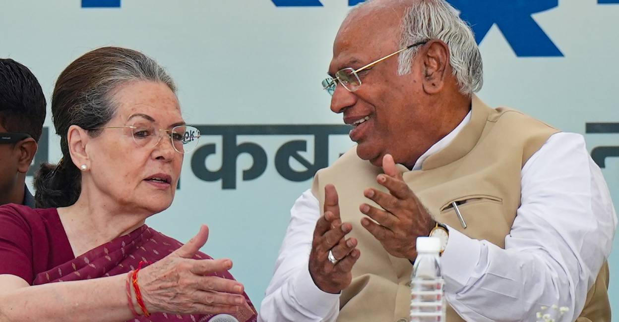 sonia-gandhi-kharge