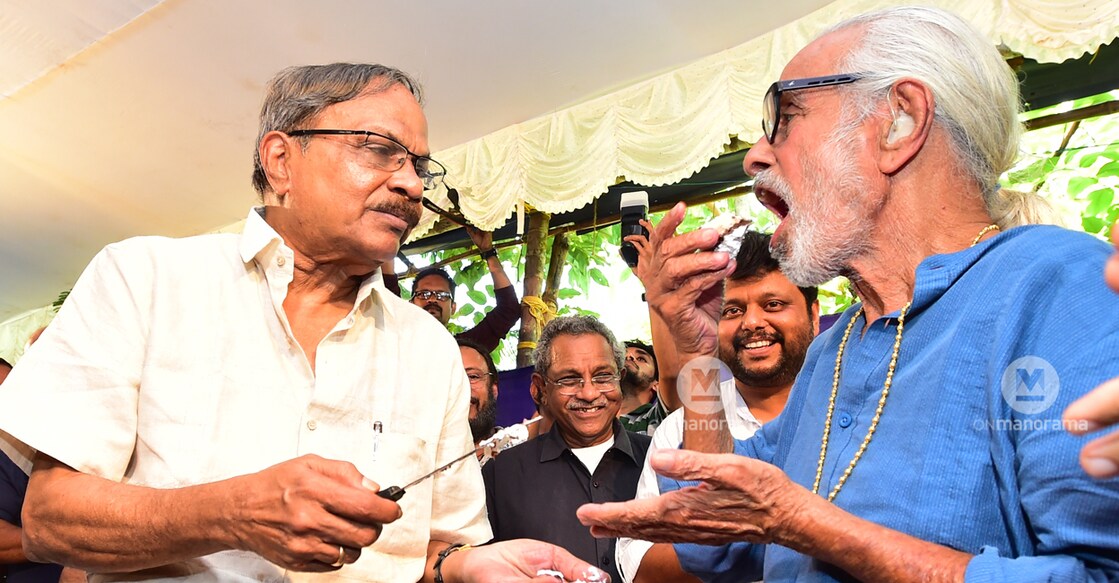 Artist Namboothiri with writer MT Vasudevan Nair during the former's 90th birthday celebration at Edappal. File photo: Manorama