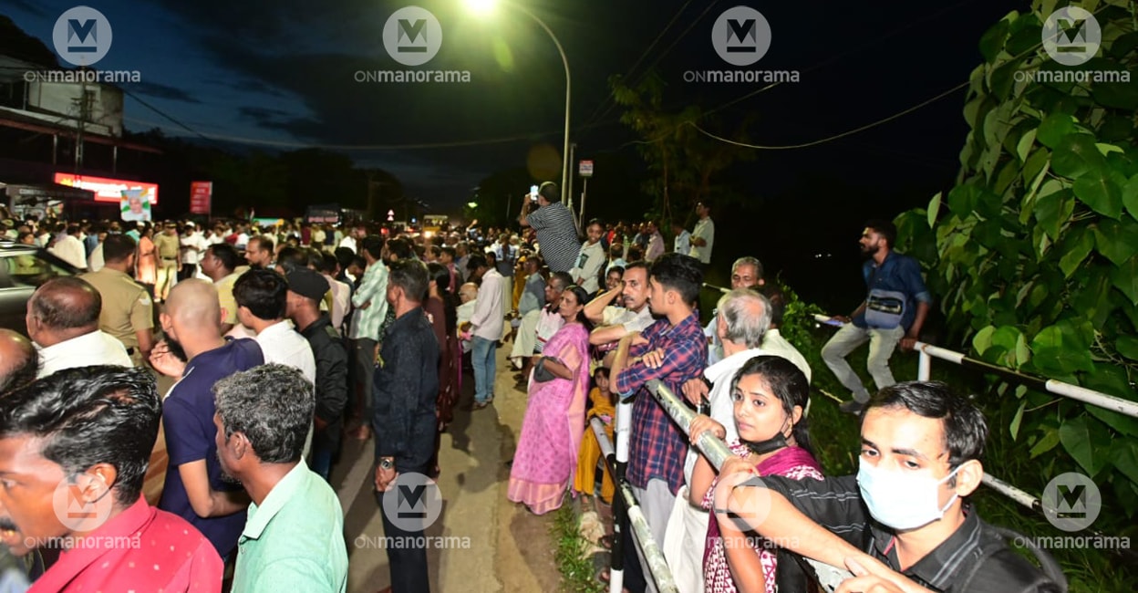 oc-funeral-procession222 People wait on a road at Enathu near Adoor in Pathanamthitta for Oommen Chandy's funeral procession.