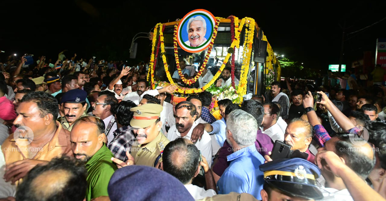 People gather around the hearse as Oommen Chandy's funeral procession reaches Adoor. Photo: Arun John/Manorama