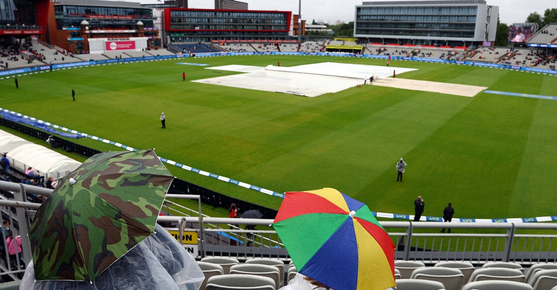 Fans sit in the stands as they wait for the rain delayed start of play on day 5. Photo: Reuters/Lee Smith 