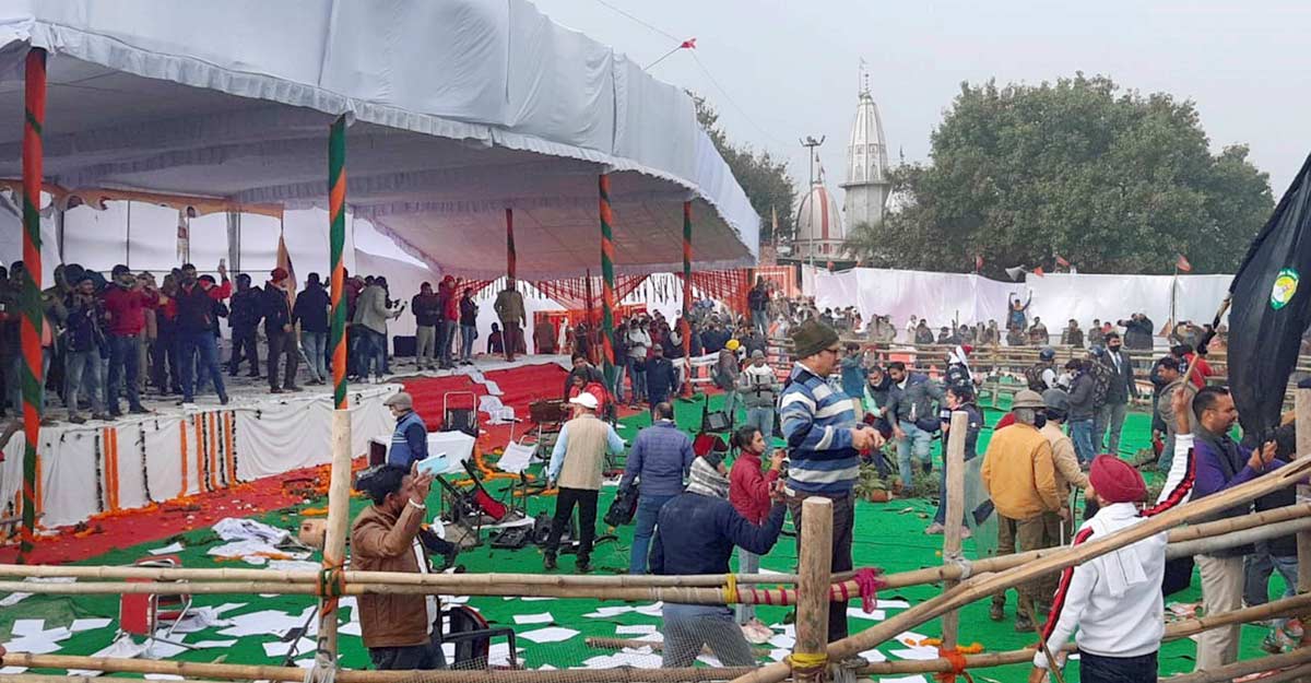 Farmers vandalise venue of Haryana CM's 'Kisan Mahapanchayat' in Karnal Farmers vandalise venue of Haryana CM's 'Kisan Mahapanchayat' in Karnal
