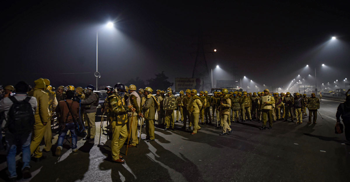 Tense night in Ghazipur: Farmers stay put at UP Gate, 'excess force' removed Tense night in Ghazipur: Farmers stay put at UP Gate, 'excess force' removed