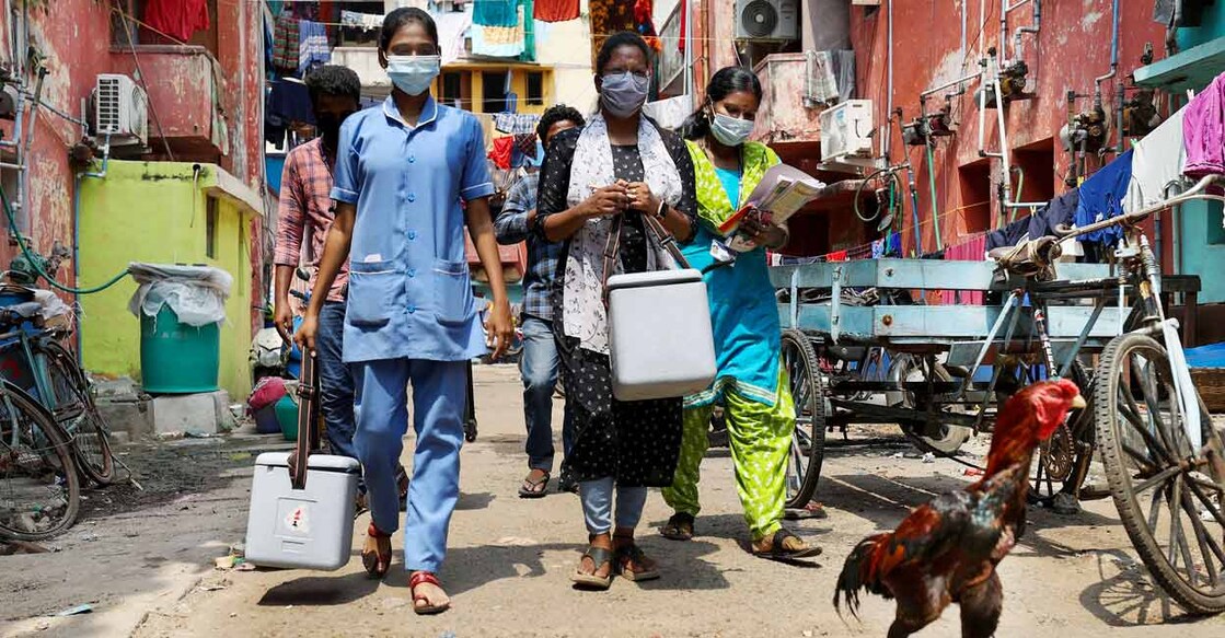Health workers during a door-to-door Covid-19 vaccination campaign at a residential area in Chennai, Wednesday, Oct. 20, 2021. Photo: PTI