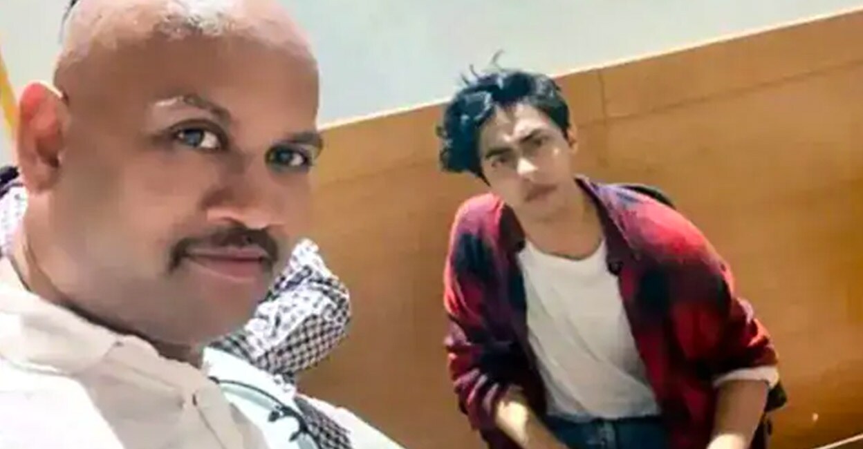 kiran-gosavi-aryan-khan Kiran Gosavi's (L) selfie with Aryan Khan while the latter was in NCB custody