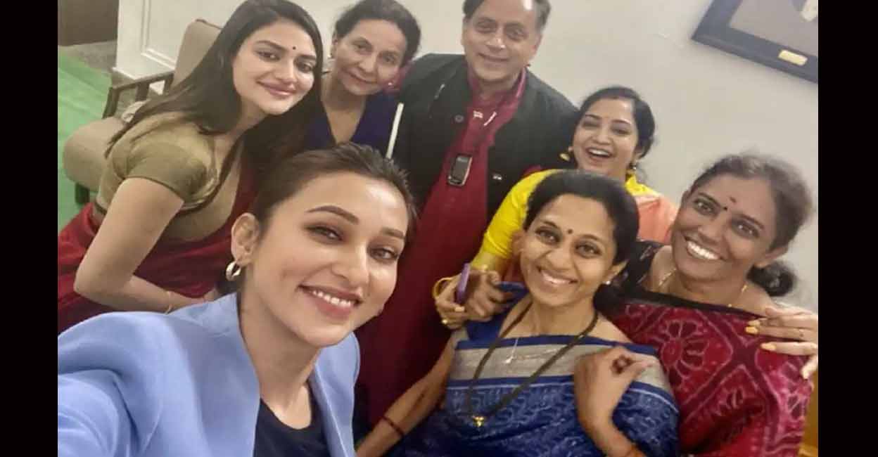  Shashi Tharoor had posted a picture of himself with Supriya Sule, Preneet Kaur, Thamizhachi Thangapandian, Mimi Chakraborty, Nusrat Jahan Ruhi and Jyothimani on Twitter. Photo courtesy: Twitter/ Shashi Tharoor