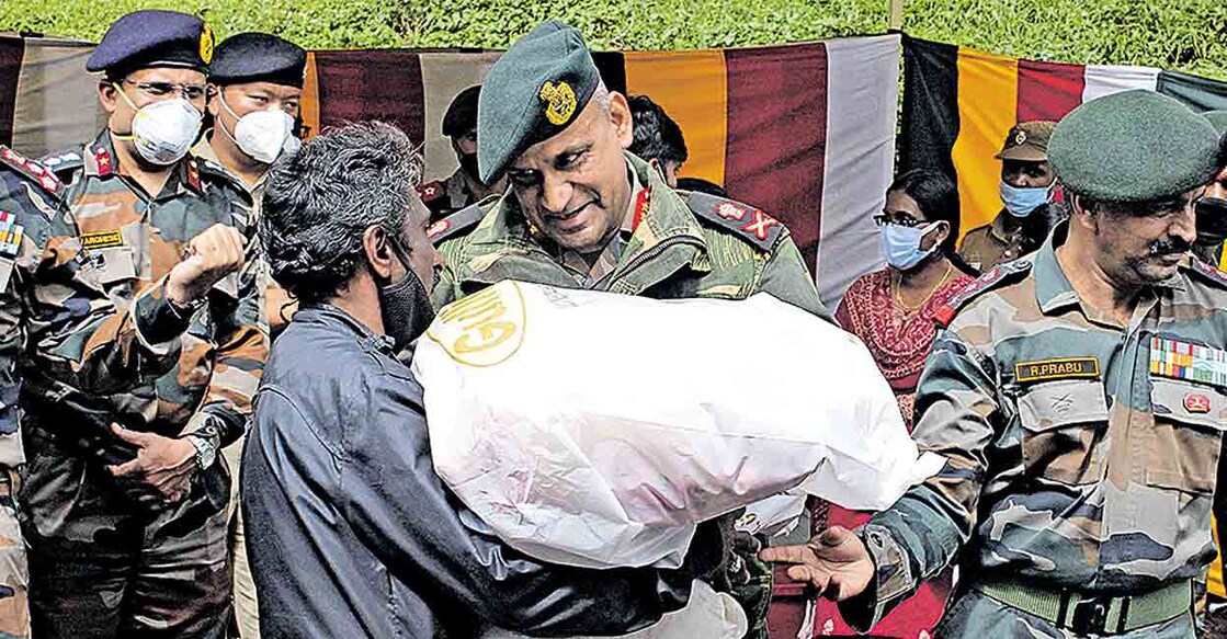 കൂനൂർ ഹെലികോപ്റ്റർ അപകടത്തിൽ രക്ഷാപ്രവർത്തനം നടത്തിയ നഞ്ചപ്പസത്രം നിവാസികൾക്കു പലചരക്കു കിറ്റും കമ്പിളിയും വിതരണം ചെയ്യുന്ന ലഫ്. ജനറൽ എ.അരുൺ.