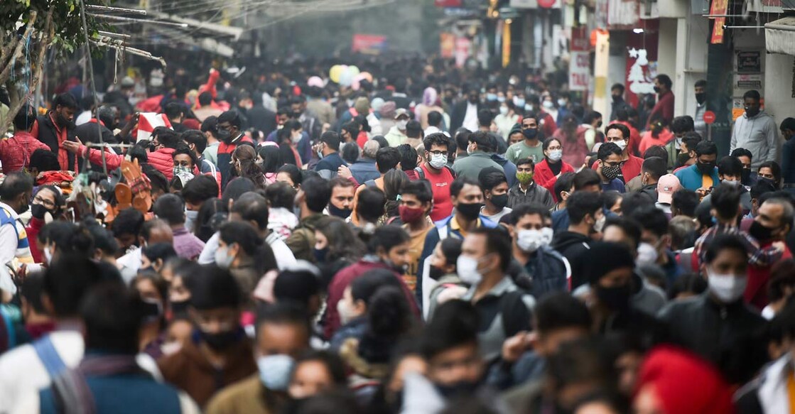 Crowded Sarojini Nagar market amid rising cases of Omicron variant of COVID-19 in New Delhi. File Photo: PTI