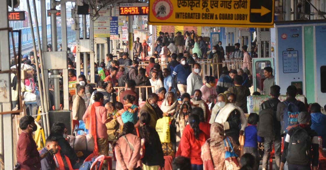 Passengers at Ranchi railway station amid rising cases of Omicron variantof COVID-19 in Ranchi, Sunday, December 26, 2021. Photo: PTI