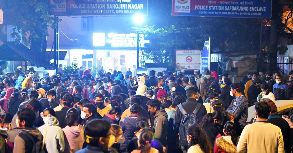 Doctors stage a protest outside Sarojini Nagar police station after police detained several doctors. Photo: PTI