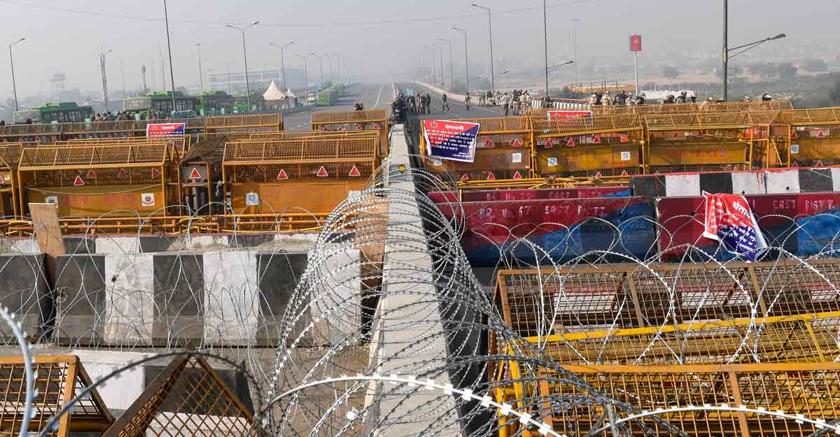 Delhi Police plants spikes, draws barbed wires to thwart farmers | India  News | Manorama English
