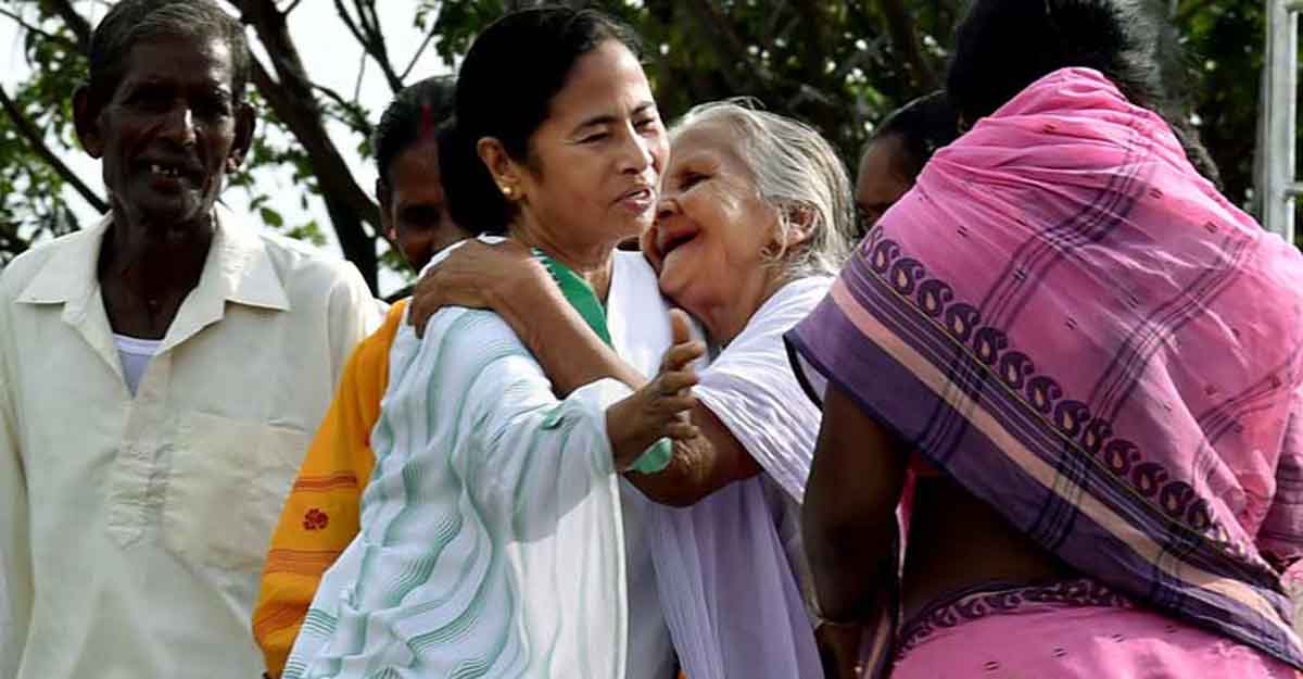 TMC chief Mamata Banerjee with supporters in Singur TMC chief Mamata Banerjee with supporters in Singur