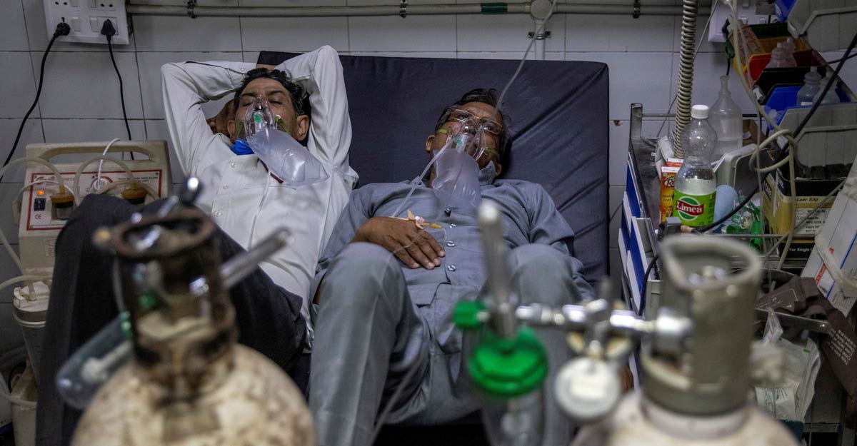 Patients suffering from the coronavirus disease (COVID-19) get treatment at the casualty ward in Lok Nayak Jai Prakash (LNJP) hospital, amidst the spread of the disease in New Delhi, India April 15, 2021. Photo: REUTERS/Danish Siddiqui