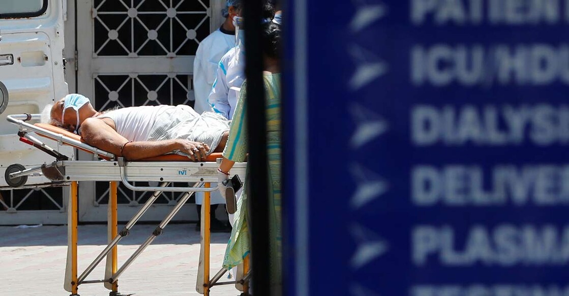 A patient suffering from coronavirus disease (COVID-19) waits to get admitted outside the casualty ward at Lok Nayak Jai Prakash Narayan Hospital (LNJP), one of India's largest COVID-only facilities, in New Delhi, April 24, 2021. Photo: REUTERS/Adnan Abidi