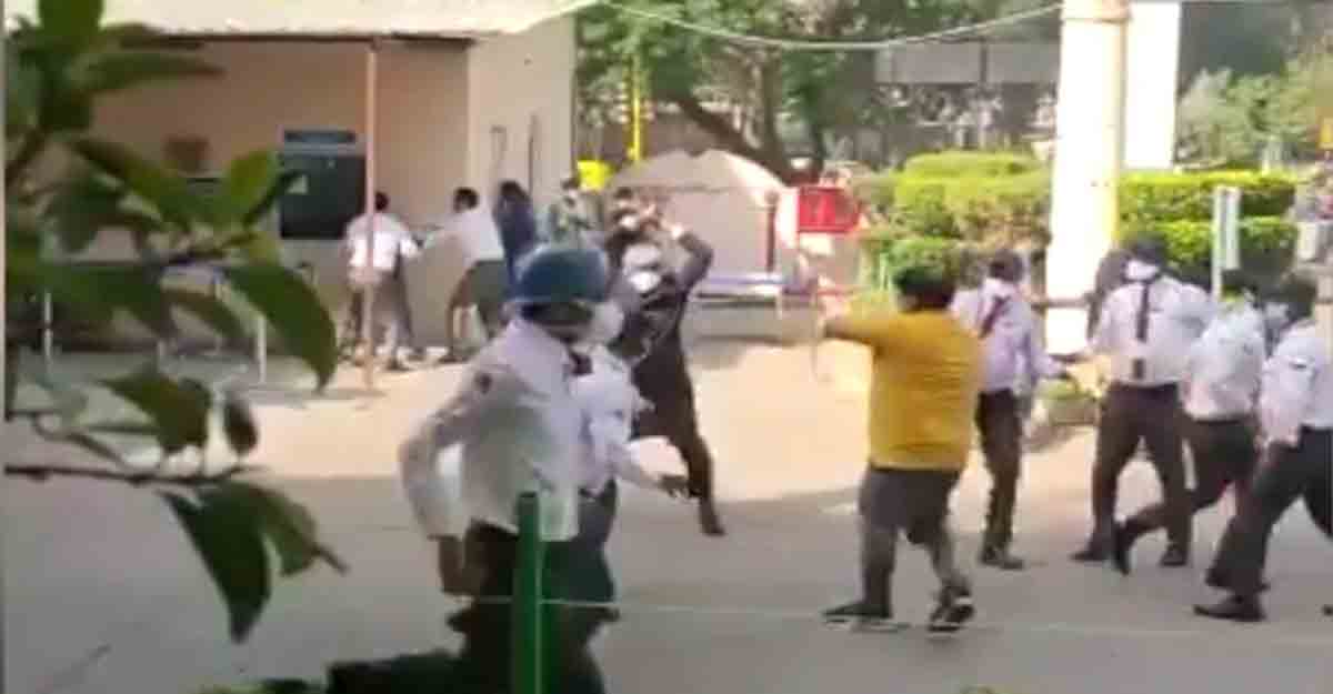 Caught on camera: Doctors, staff attacked after patient dies at Delhi hospital Caught on camera: Doctors, staff attacked after patient dies at Delhi hospital