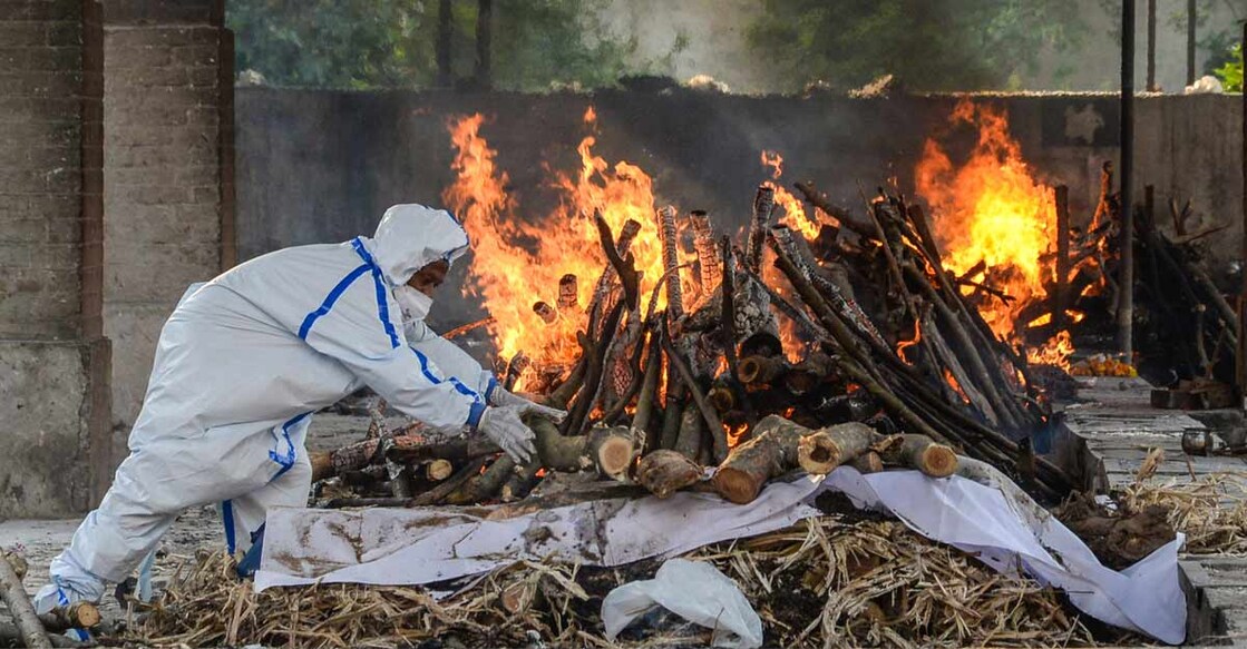 A family member conducts last rites before cremation of a person who died of COVID-19, at crematorium as coronavirus cases surge, in Jalandhar, Monday, May 10, 2021. Photo: PTI