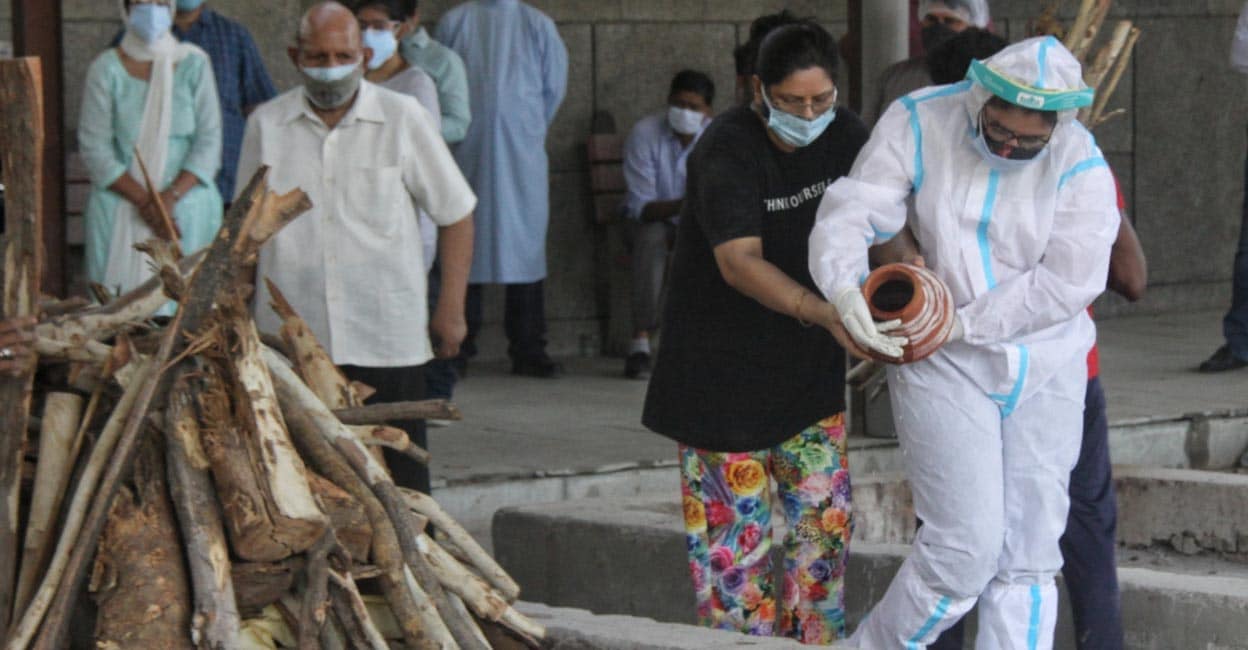 New Delhi : Relatives cremation of the body of covid-19 affected victims for last rites at Sarai kale khan crematorium in New Delhi on Friday 28 May 2021. (Photo: Wasim Sarvar/ IANS) New Delhi : Relatives cremation of the body of covid-19 affected victims for last rites at Sarai kale khan crematorium in New Delhi on Friday 28 May 2021. (Photo: Wasim Sarvar/ IANS)
