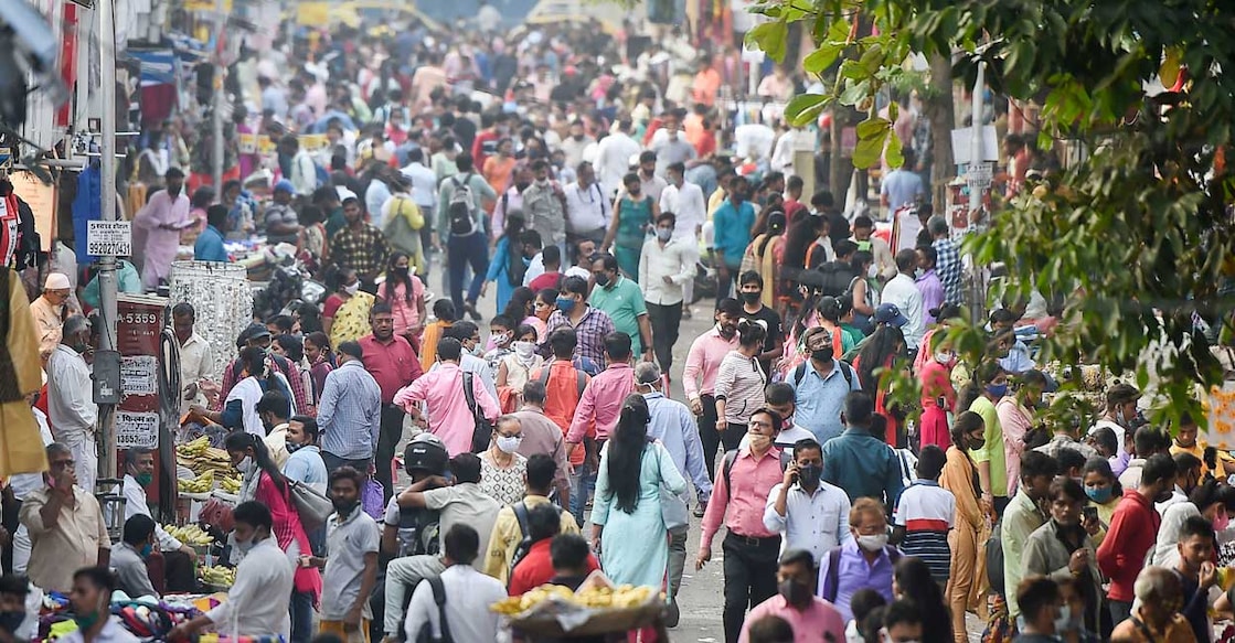 People shop at Dadar market on the eve of New Year amid concern over rising Omicron cases, in Mumbai, Friday, Dec. 31, 2021. Photo: PTI
