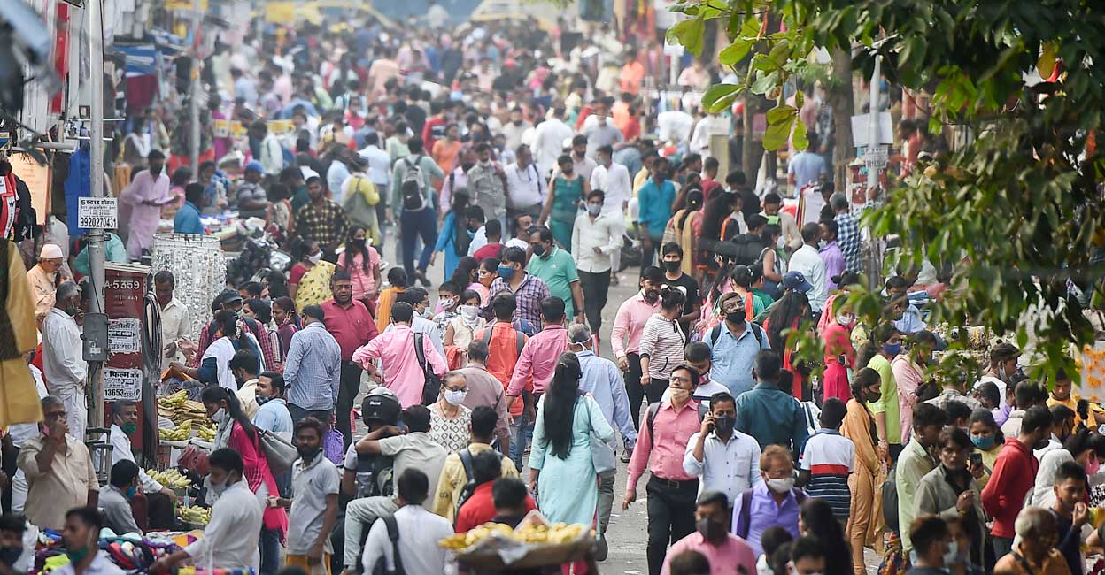 People shop at Dadar market on the eve of New Year amid concern over rising Omicron cases, in Mumbai, Friday, Dec. 31, 2021. Photo: PTI