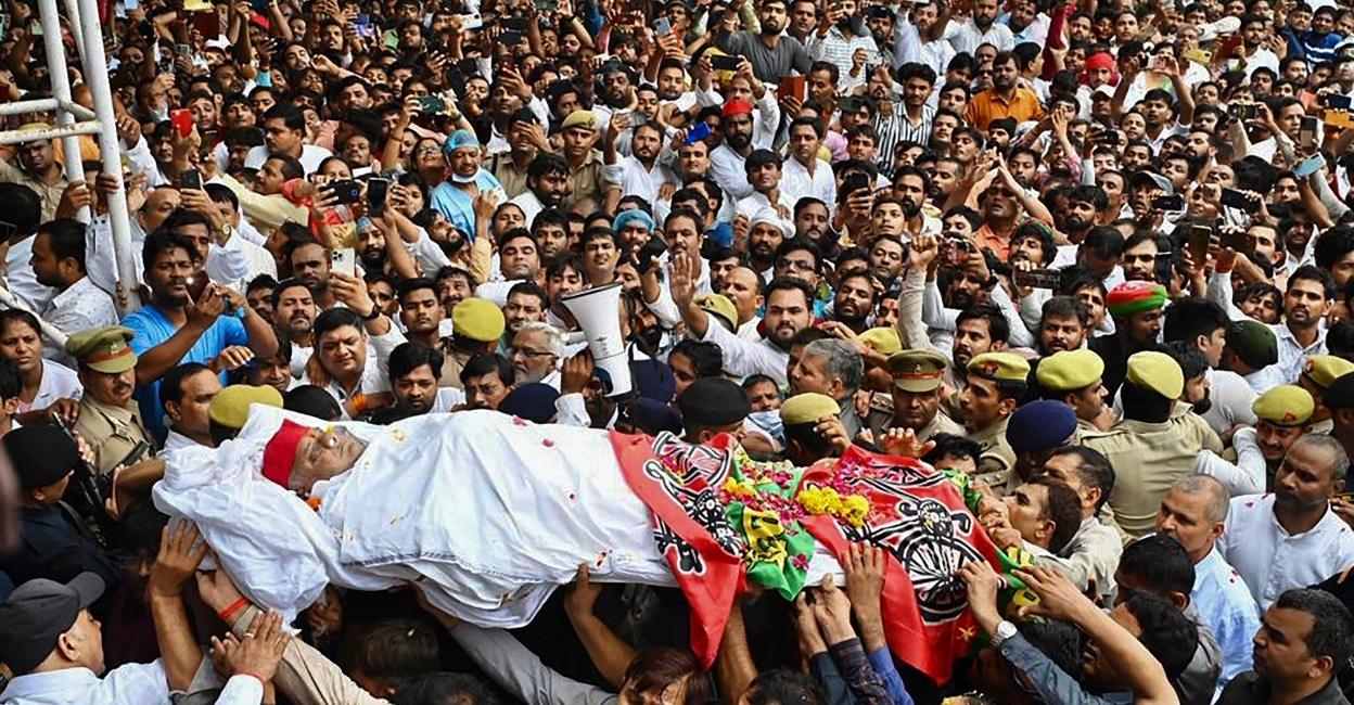 A huge crowd of Samajwadi Party workers and supporters during party founder Mulayam Singh Yadav's funeral procession, in Saifai, Tuesday, October 11, 2022. Photo: PTI