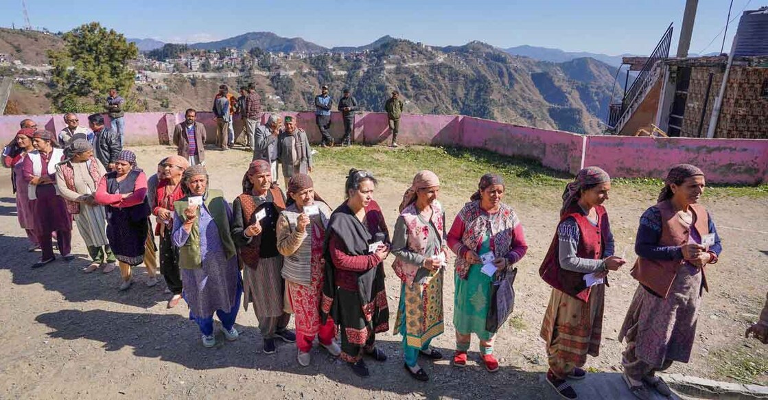 Voters wait in a queue to cast their votes for the Himachal Pradesh Assembly elections, at a polling station in Shimla district, Saturday, Nov. 12, 2022. Photo: PTI