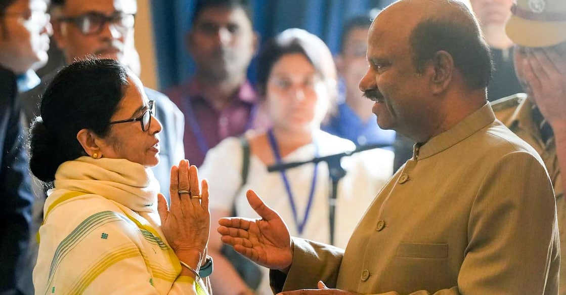 New West Bengal Governor C V Ananda Bose exchanges greetings with Chief Minister Mamata Banerjee during his swearing-in ceremony, at Raj Bhawan in Kolkata, Wednesday, Nov. 23, 2022. Photo: PTI