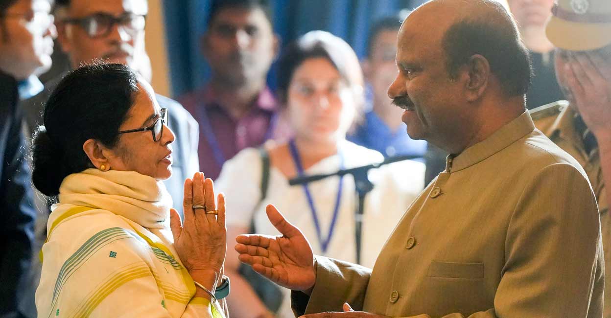 New West Bengal Governor C V Ananda Bose exchanges greetings with Chief Minister Mamata Banerjee during his swearing-in ceremony, at Raj Bhawan in Kolkata, Wednesday, Nov. 23, 2022. Photo: PTI