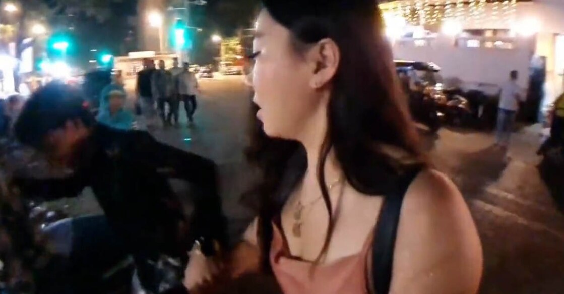 The video showed a young man coming very close to the Korean Youtuber and trying to pull her by holding her hand even when she protested | Photo: Screengrab/ Twitter @mhyochi