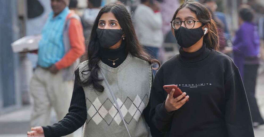 People wear face mask, at Khan Market in New Delhi, Wednesday, Dec. 21, 2022. Photo: PTI