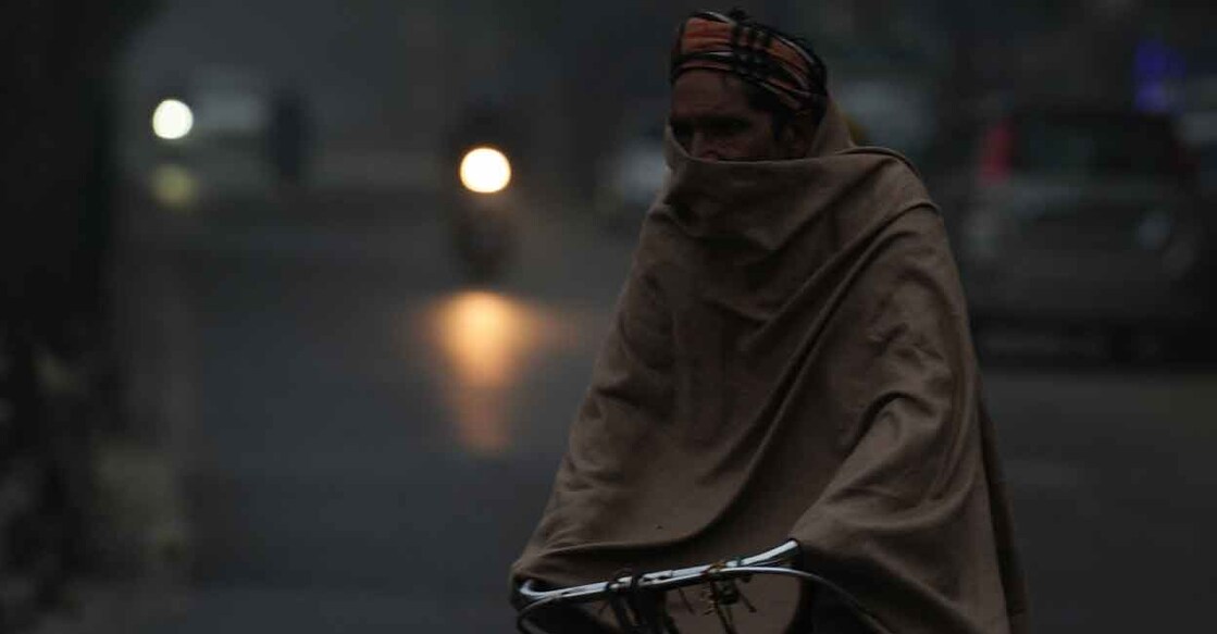 A man pedals his cycle during a cold and foggy morning, in New Delhi, Monday, Dec. 26, 2022. Photo: PTI