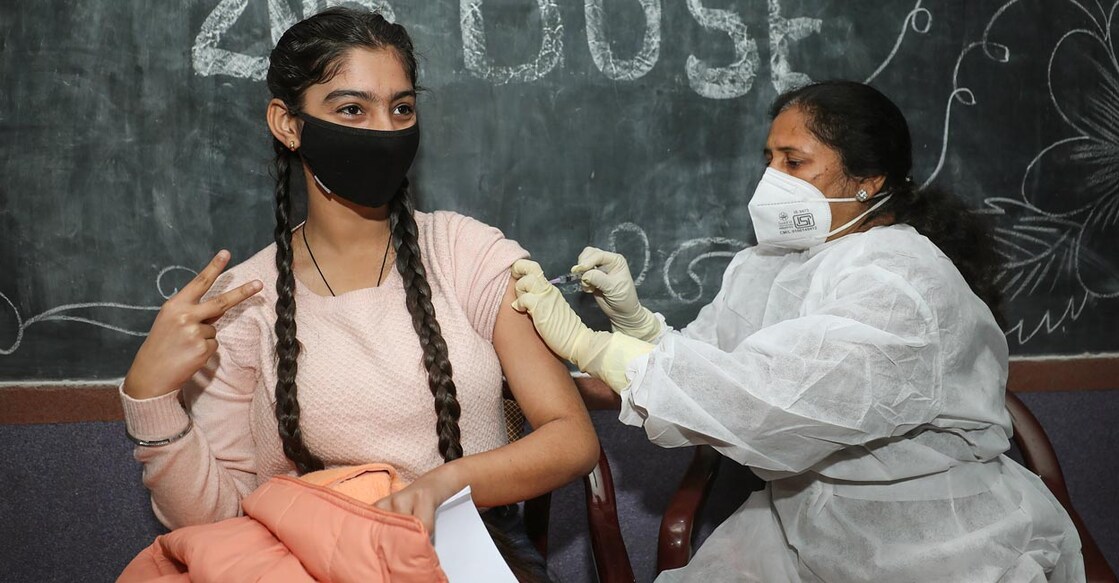 A health worker administers COVID-19 vaccine to a teenage beneficiary, in Jammu, Tuesday, Feb 1, 2022. Photo: PTI