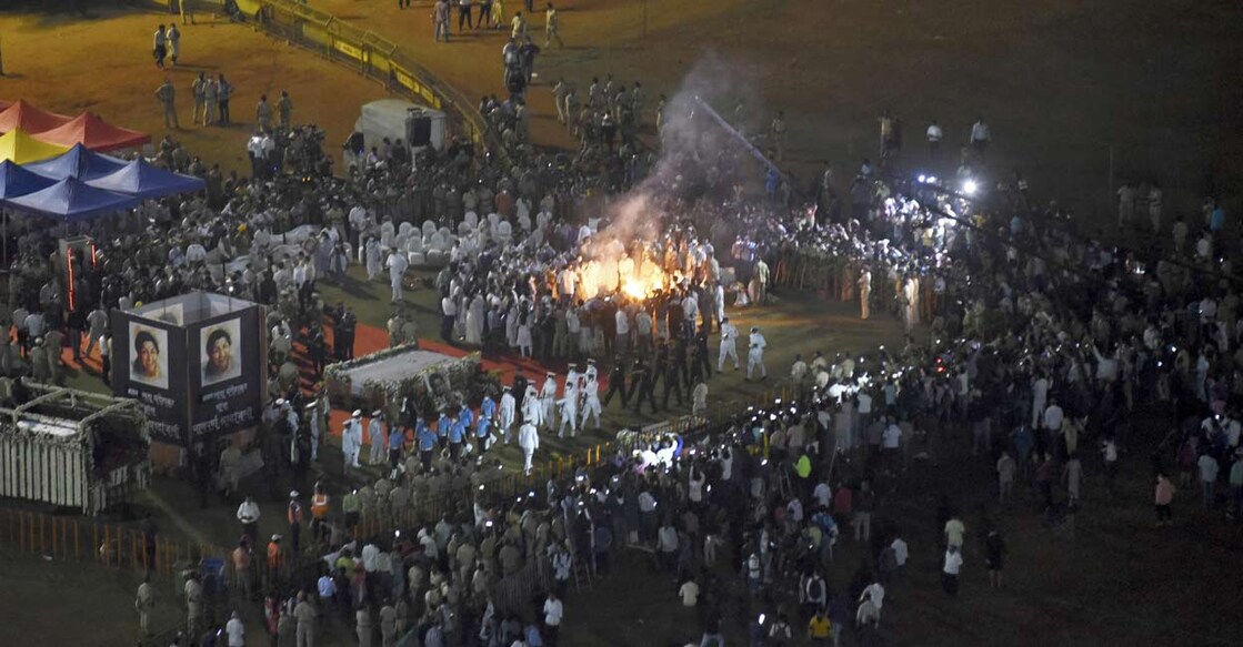 Last rites of legendary singer Lata Mangeshkar at Shivaji Park, in Mumbai, Sunday, Feb. 6, 2022. Photo: PTI