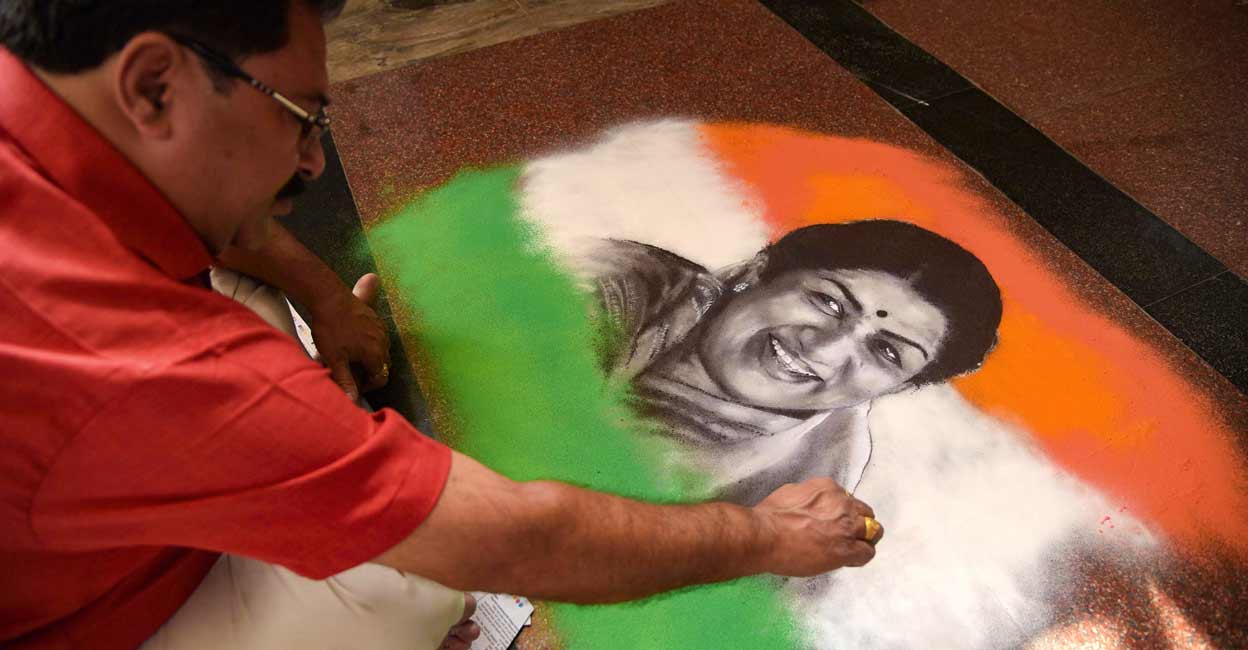 PTI02_06_2022_000164A Artist Shreehari Pavale makes a 'rangoli' art to pay homage to legendary singer Lata Mangeshkar, at Vashi, Mumbai, Sunday, Feb 6, 2022. Photo: PTI