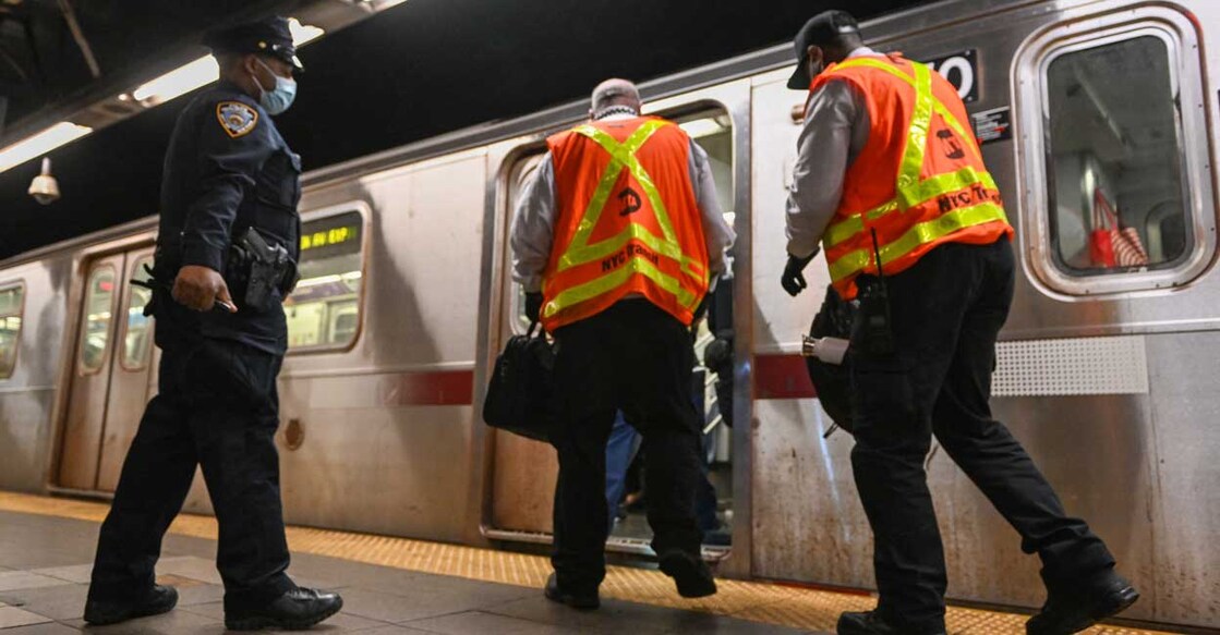 Members of the NYPD and MTA investigate an incident on an uptown 4 subway after an emergency brake was pulled near Union Square on April 12, 2022 in New York City. Photo: Alexi J. Rosenfeld/Getty Images/AFP