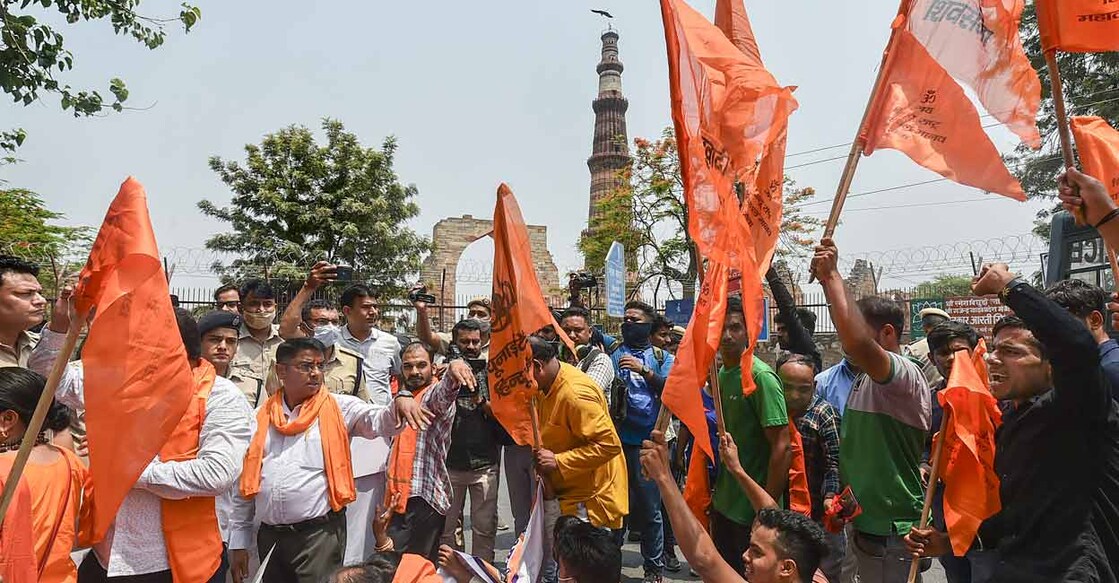 PTI05_10_2022_000058B Members of right-wing organisations recite Hanuman Chalisa outside the Qutub Minar demanding to rename the monument as 'Vishnu Stambh', in New Delhi. Photo: PTI/Arun Sharma