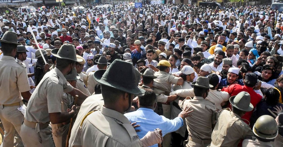 PTI05_03_2022_000170A Police try to restore peace after clashes broke out between two communities on Eid-ul-Fitr, in Jalori Gate area, in Jodhpur, Tuesday, May 3, 2022. PHOTO: PTI