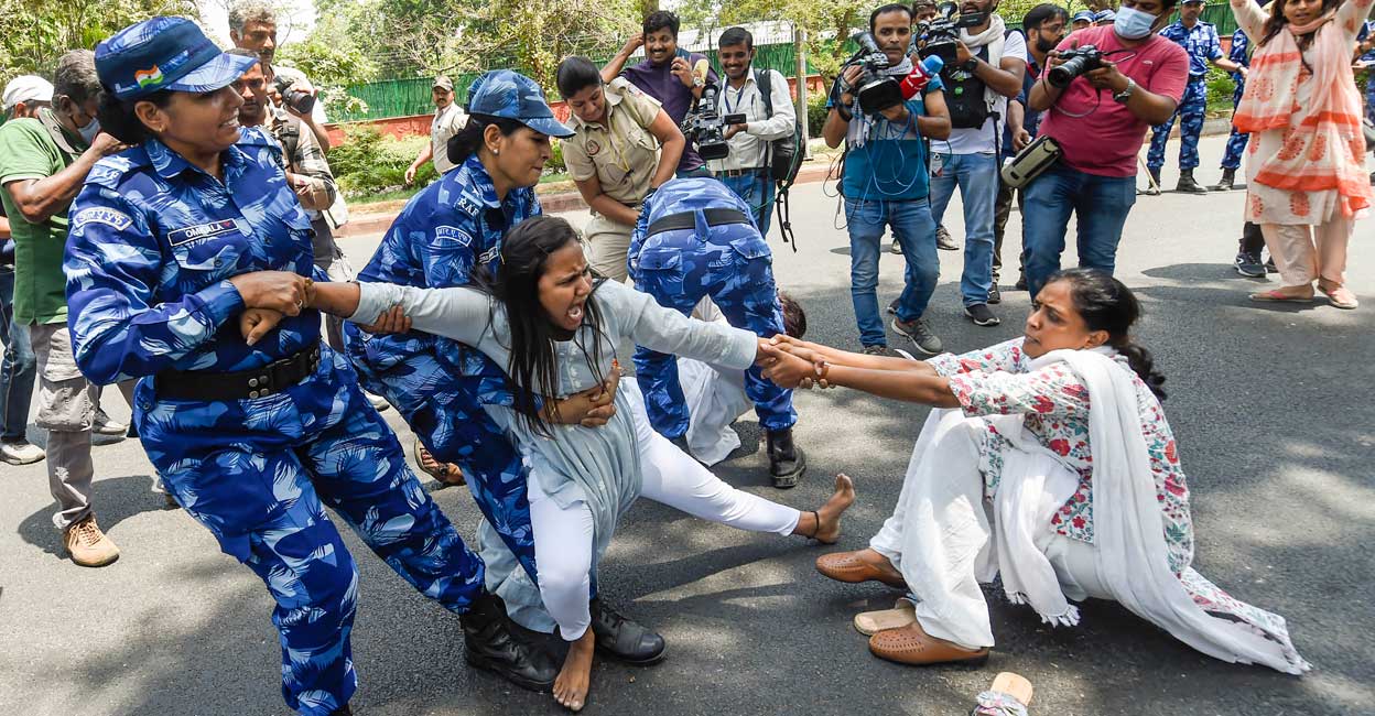 Congress Police detain Congress workers during a protest outside the AICC office against summoning of party leader Rahul Gandhi by the Enforcement Directorate (ED) in connection with the National Herald case, in New Delhi, Wednesday, June 15, 2022. Photo: PTI/Kamal Singh