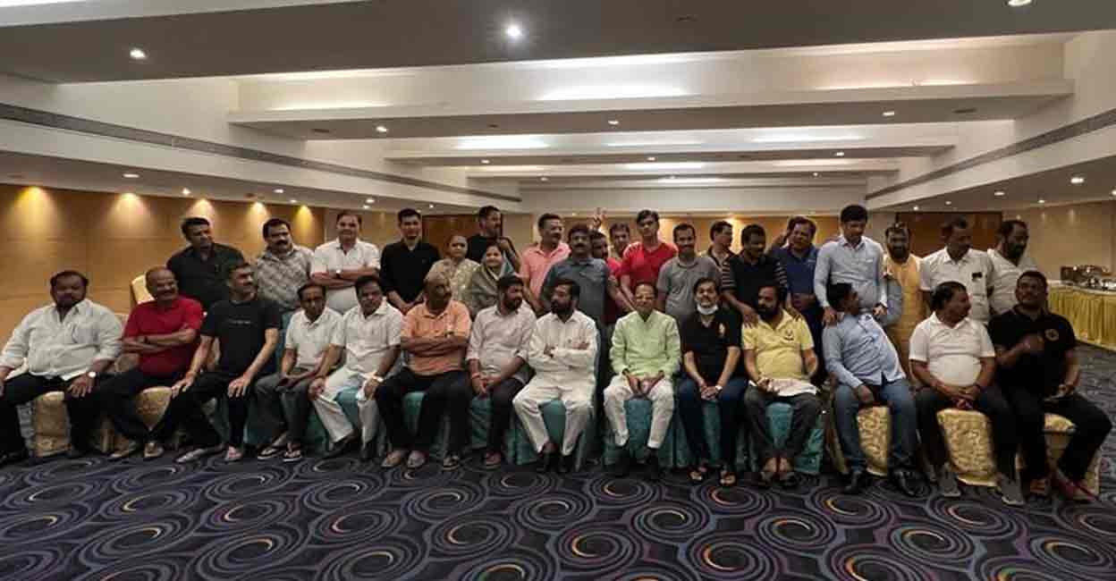 Rebel MLAs group photo before dinner at hotel Le Meridien. Photo: IANS