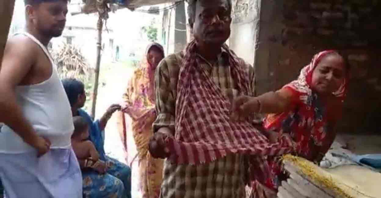A parent begged money to get the dead body of his son from the mortuary in Bihar\'s Samastipur district. A parent begged money to get the dead body of his son from the mortuary in Bihar's Samastipur district. Photo: IANS