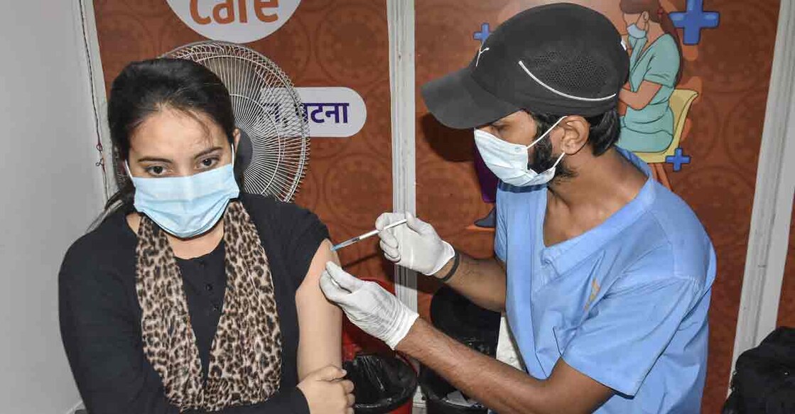 A healthworker administers a COVID-19 booster dose to a beneficiary at a Gururnanak Bhawan, in Patna, Sunday, July 24 ,2022. Photo: PTI