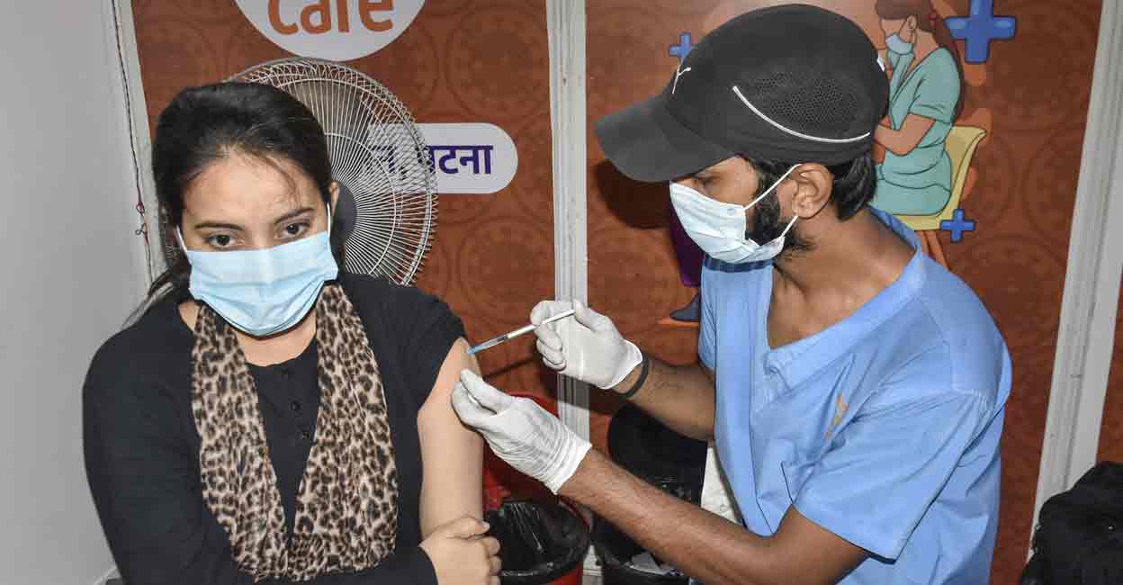 A healthworker administers a COVID-19 booster dose to a beneficiary at a Gururnanak Bhawan, in Patna, Sunday, July 24 ,2022. Photo: PTI