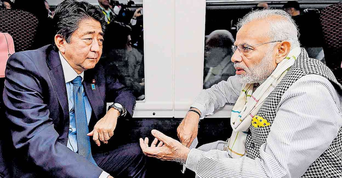 Shinzo Abe പ്രധാനമന്ത്രി നരേന്ദ്രമോദി അന്നു ജപ്പാൻ പ്രധാനമന്ത്രിയായിരുന്ന ഷിൻസോ അബെയുമായി ടോക്കിയോയിലേക്കുള്ള ട്രെയിൻ യാത്രയ്ക്കിടെ ചർച്ച നടത്തുന്നു. (2018 ഓക്ടോബർ 28)