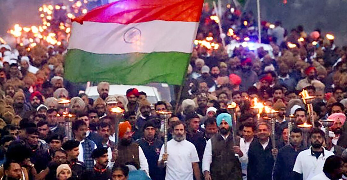 Congress leader Rahul Gandhi carries torch with party leaders and supporters during the party's Bharat Jodo Yatra at Lakhanpur border in J&K. Photo: PTI